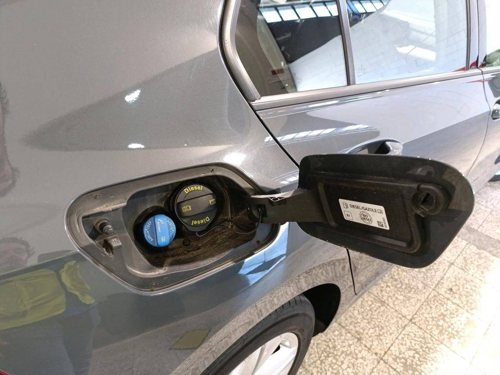 volkswagen-golf-2021-diesel-2000cc