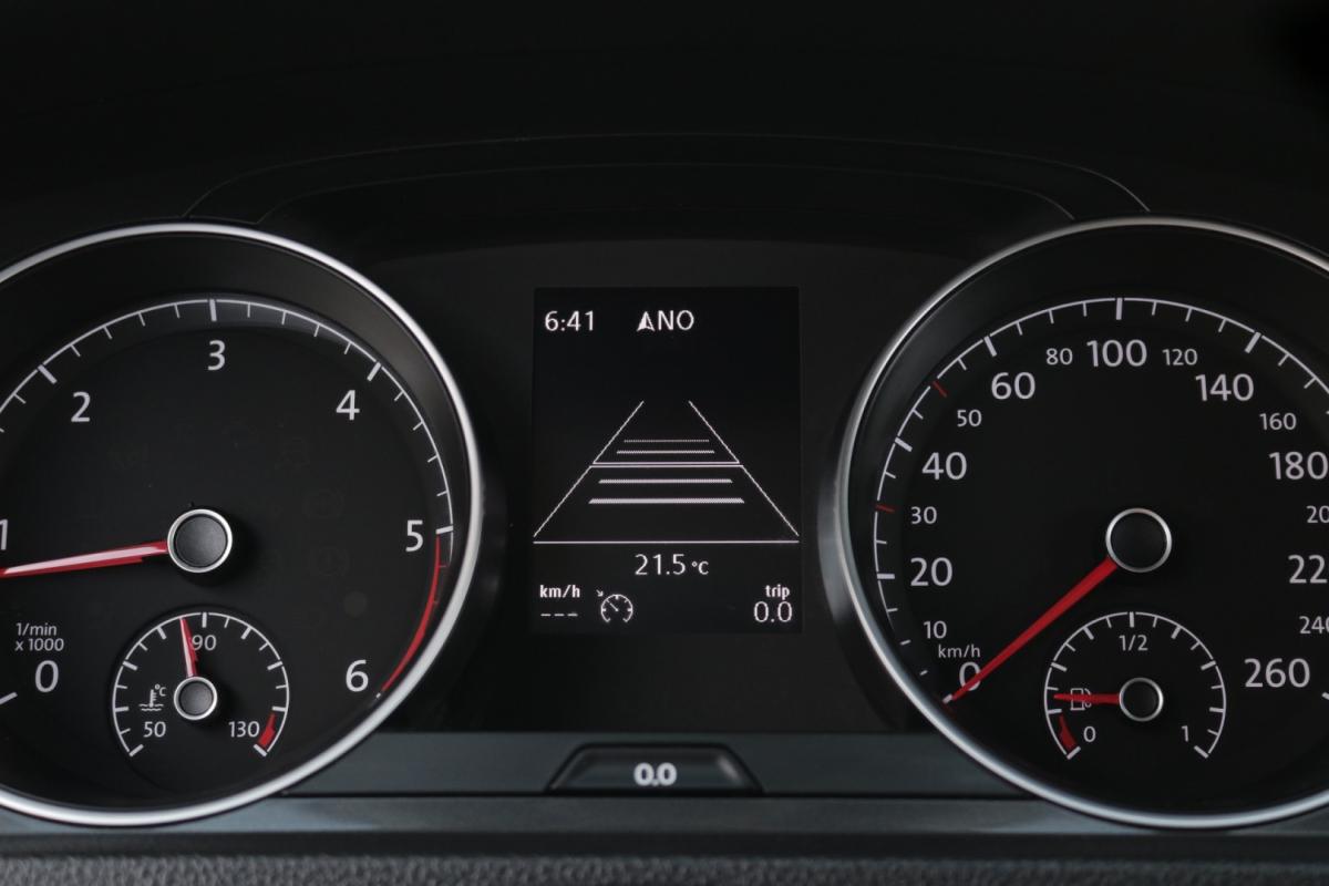 volkswagen-golf-2018-diesel-1600cc