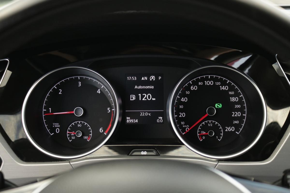 volkswagen-touran-2019-diesel-1600cc