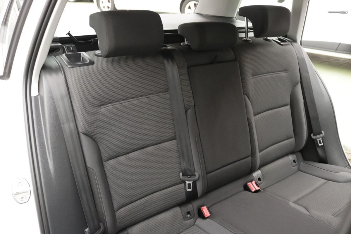 volkswagen-golf-variant-2019-diesel-1600cc