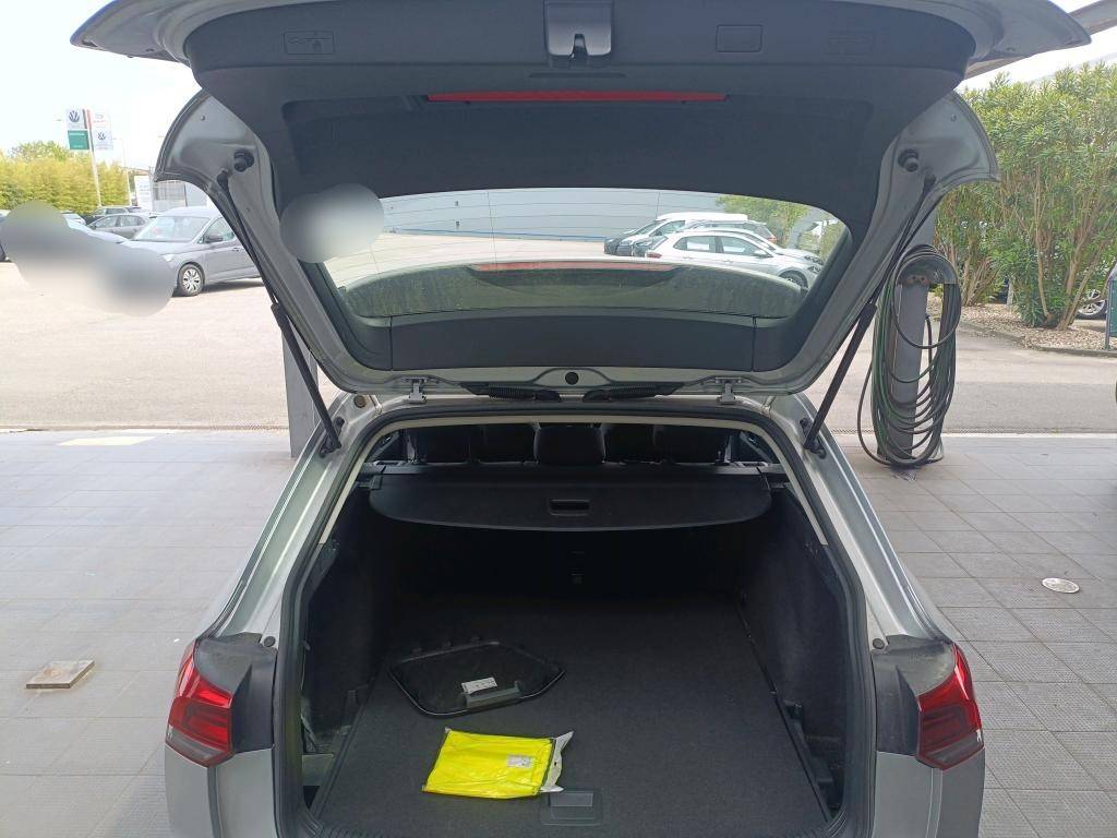 volkswagen-golf-variant-2023-diesel-2000cc