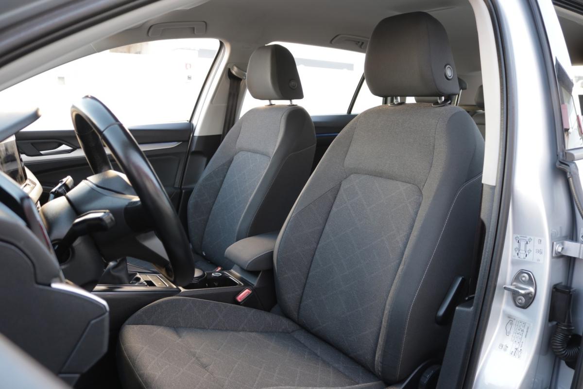 volkswagen-golf-variant-2021-diesel-2000cc