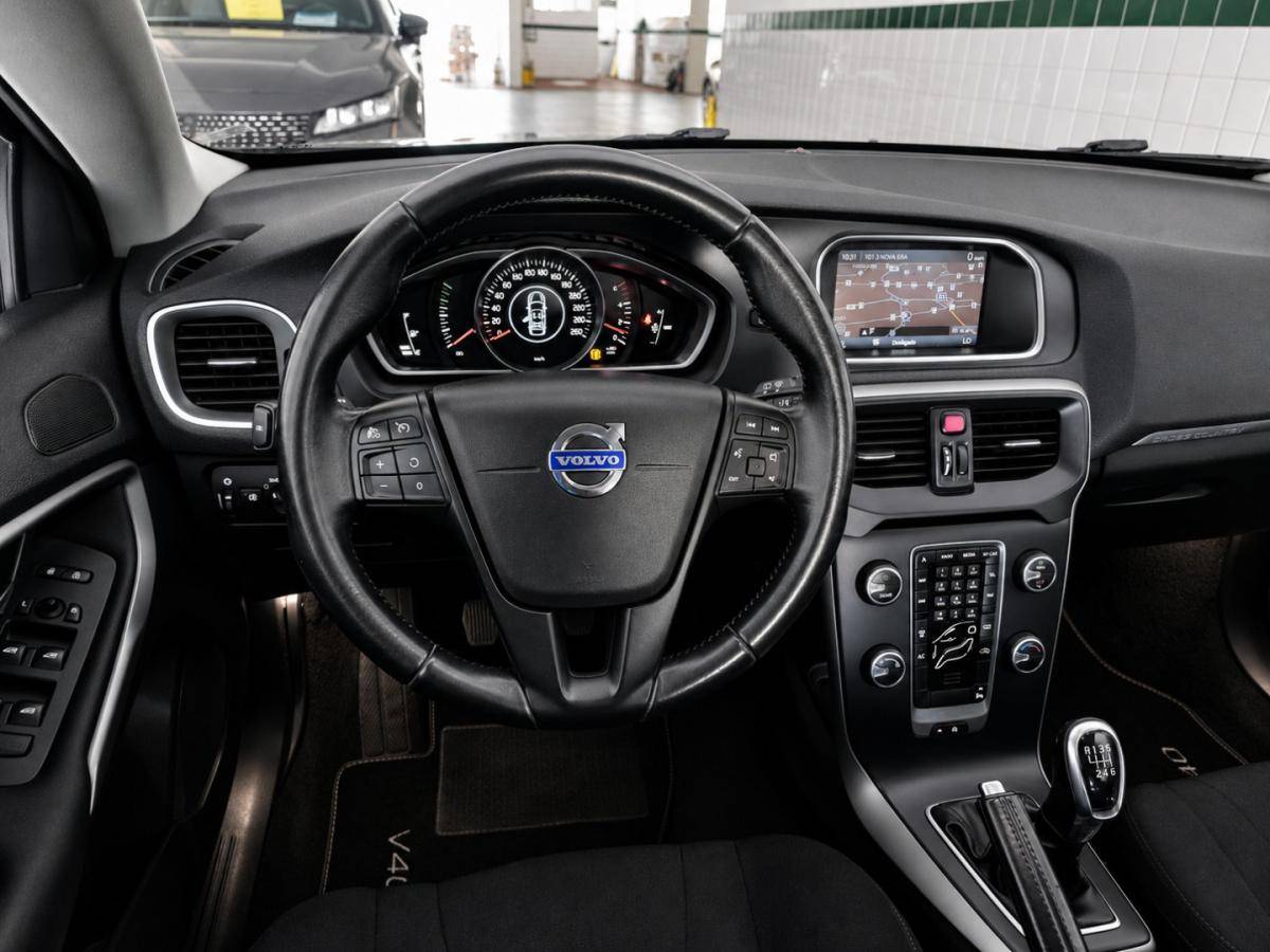 volvo-v40-cross-country-2014-diesel-1560cc