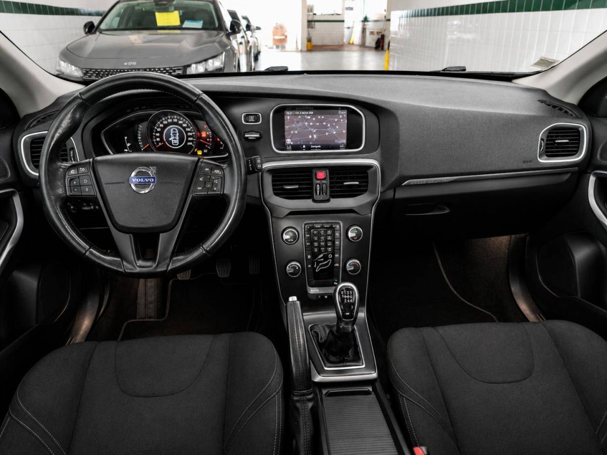 volvo-v40-cross-country-2014-diesel-1560cc