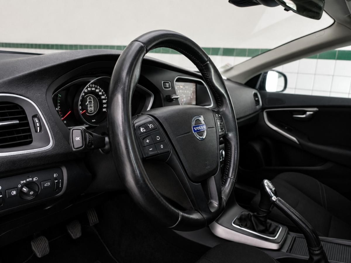 volvo-v40-cross-country-2014-diesel-1560cc