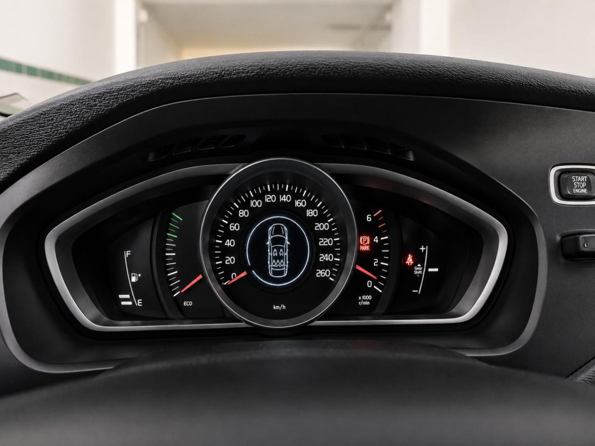 volvo-v40-cross-country-2014-diesel-1560cc