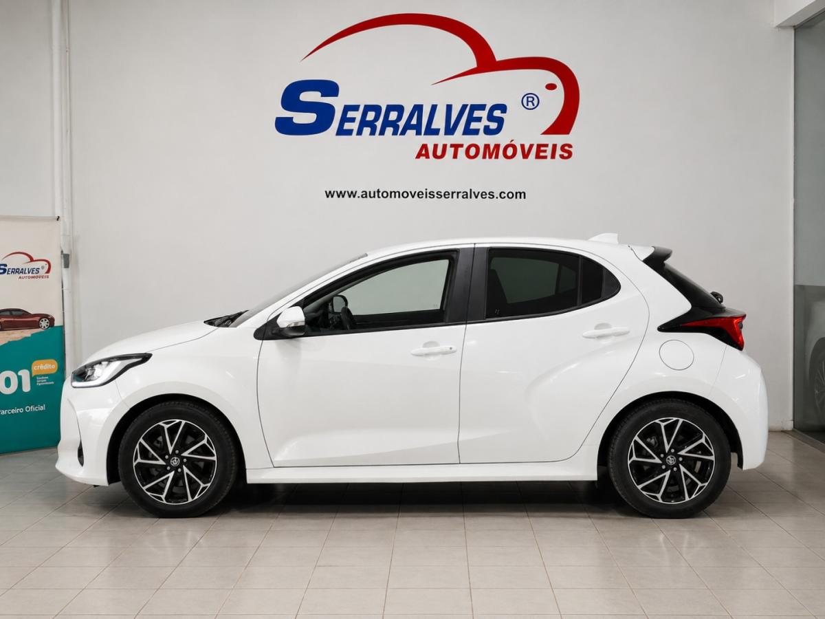 toyota-yaris-2023-hibrido-1490cc