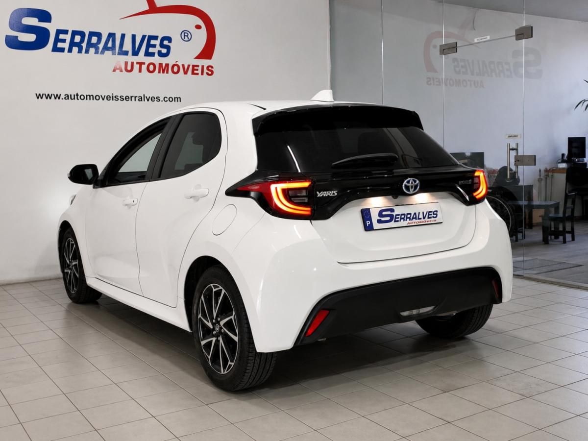 toyota-yaris-2023-hibrido-1490cc