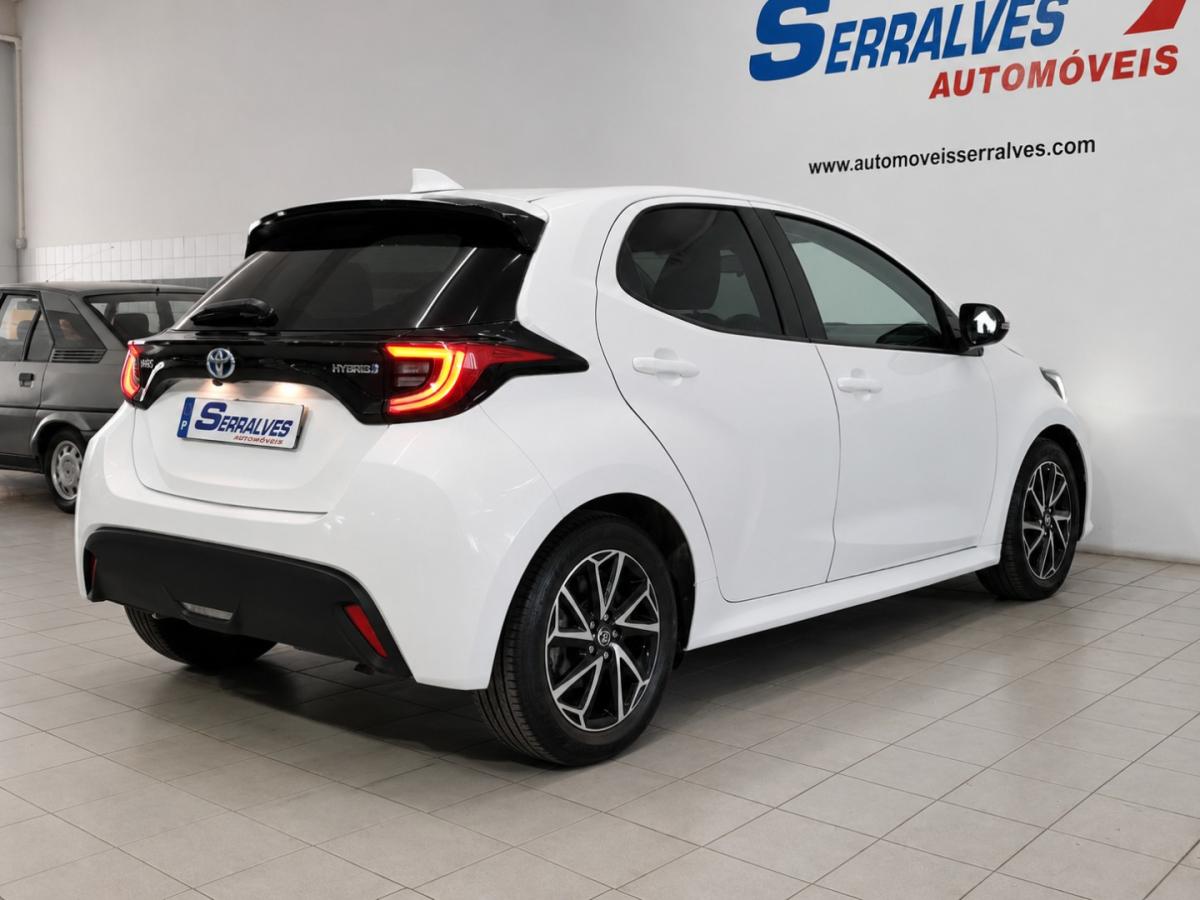 toyota-yaris-2023-hibrido-1490cc