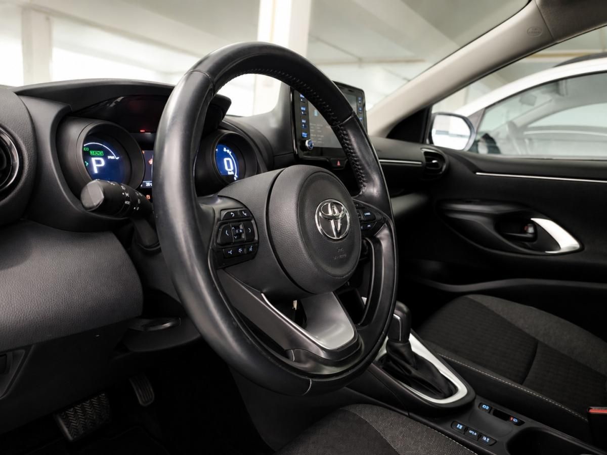 toyota-yaris-2023-hibrido-1490cc