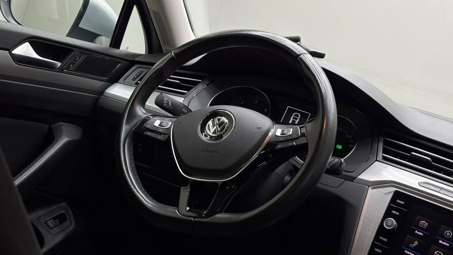 volkswagen-passat-variant-2018-diesel-1598cc