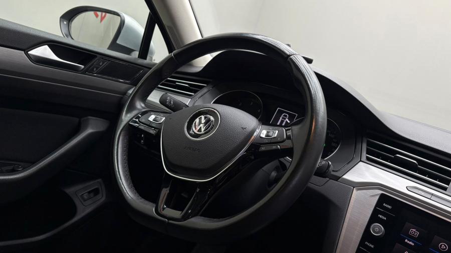 volkswagen-passat-variant-2018-diesel-1598cc