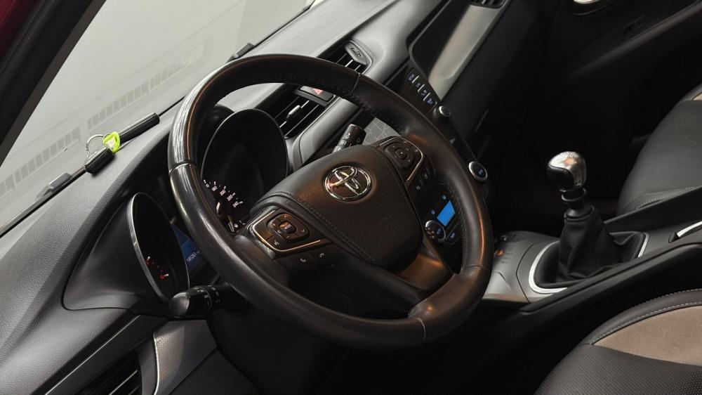 toyota-auris-touring-sports-2017-diesel-1995cc