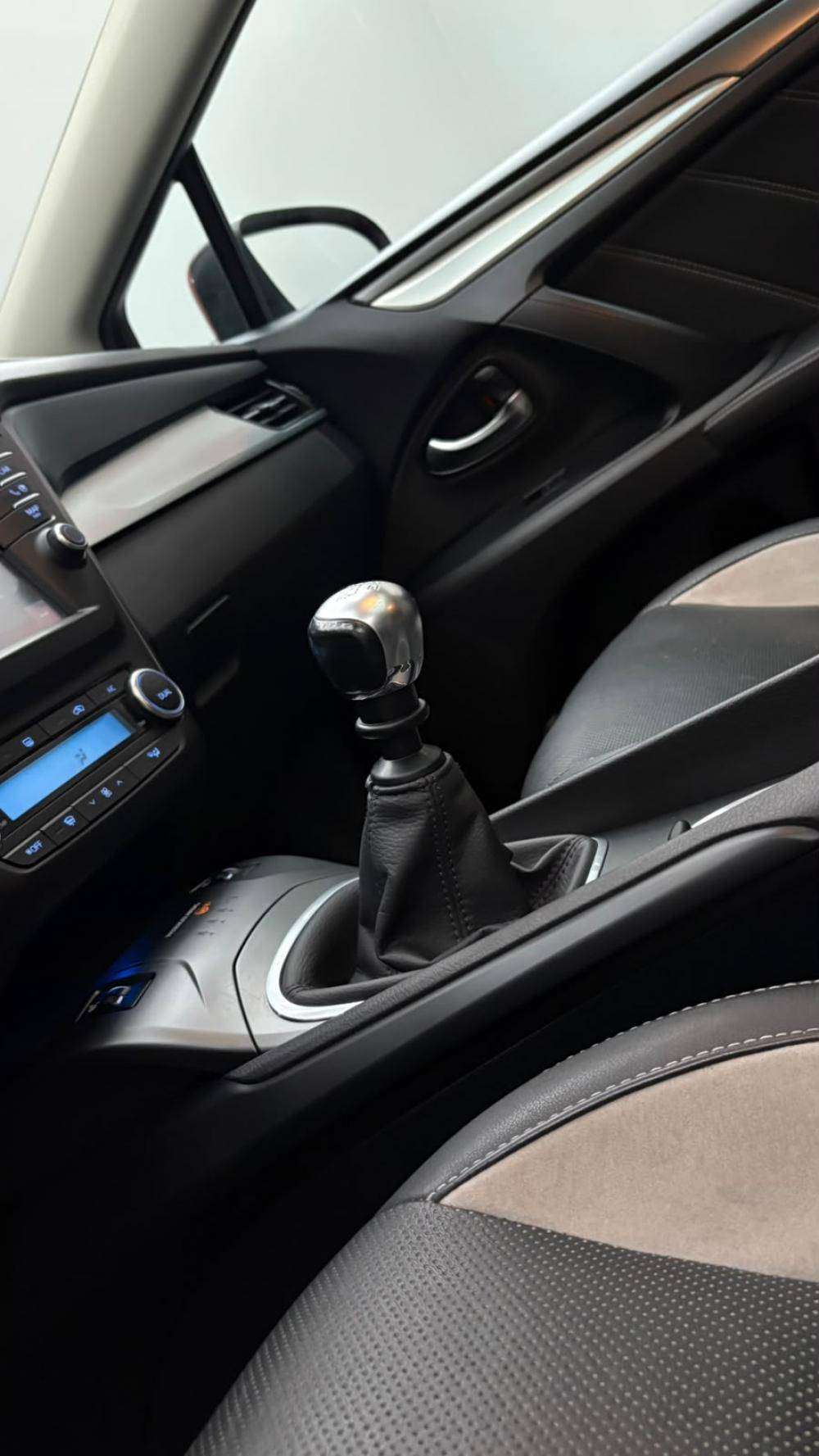 toyota-auris-touring-sports-2017-diesel-1995cc