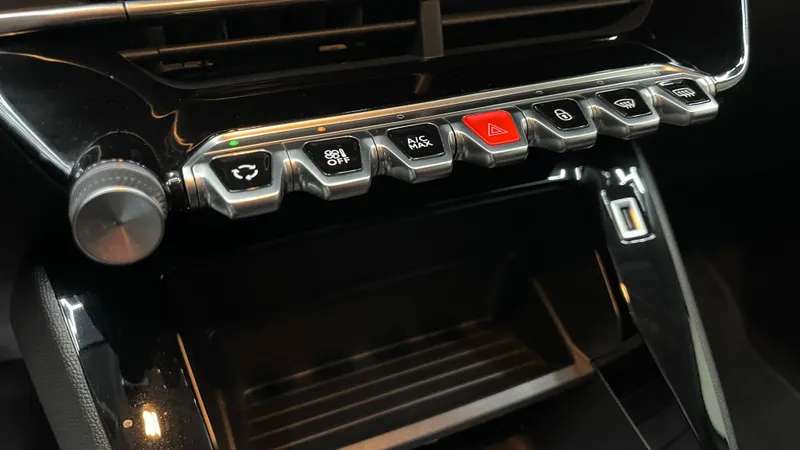 peugeot-208-2023-gasolina-1199cc