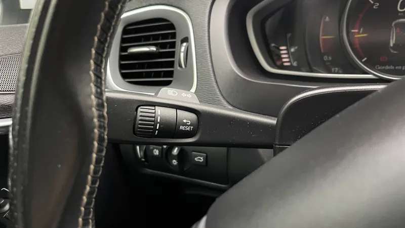 volvo-v40-2017-diesel-1969cc