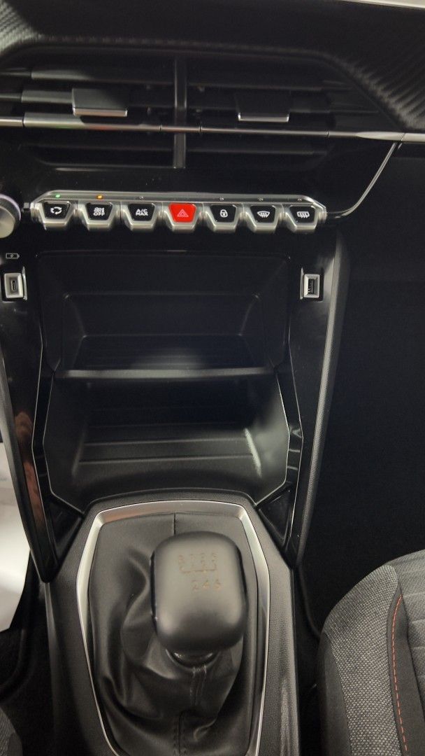 peugeot-2008-2023-gasolina-1199cc