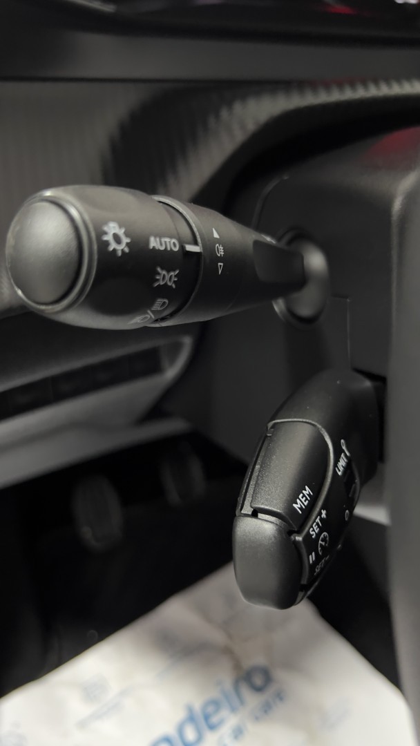 peugeot-2008-2023-gasolina-1199cc