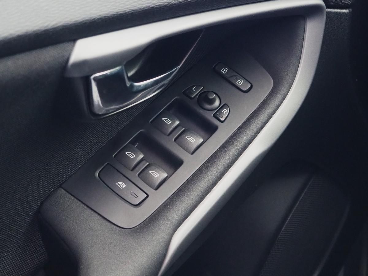 volvo-v40-2014-diesel-1560cc
