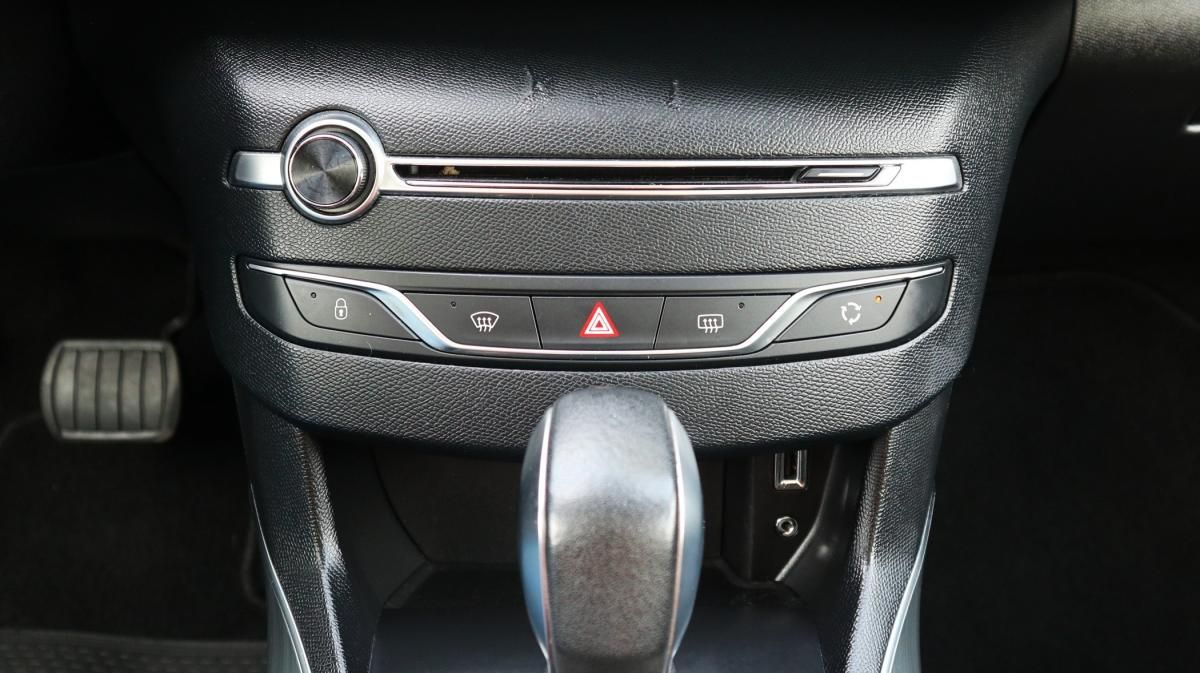 peugeot-308-2017-gasolina-1199cc