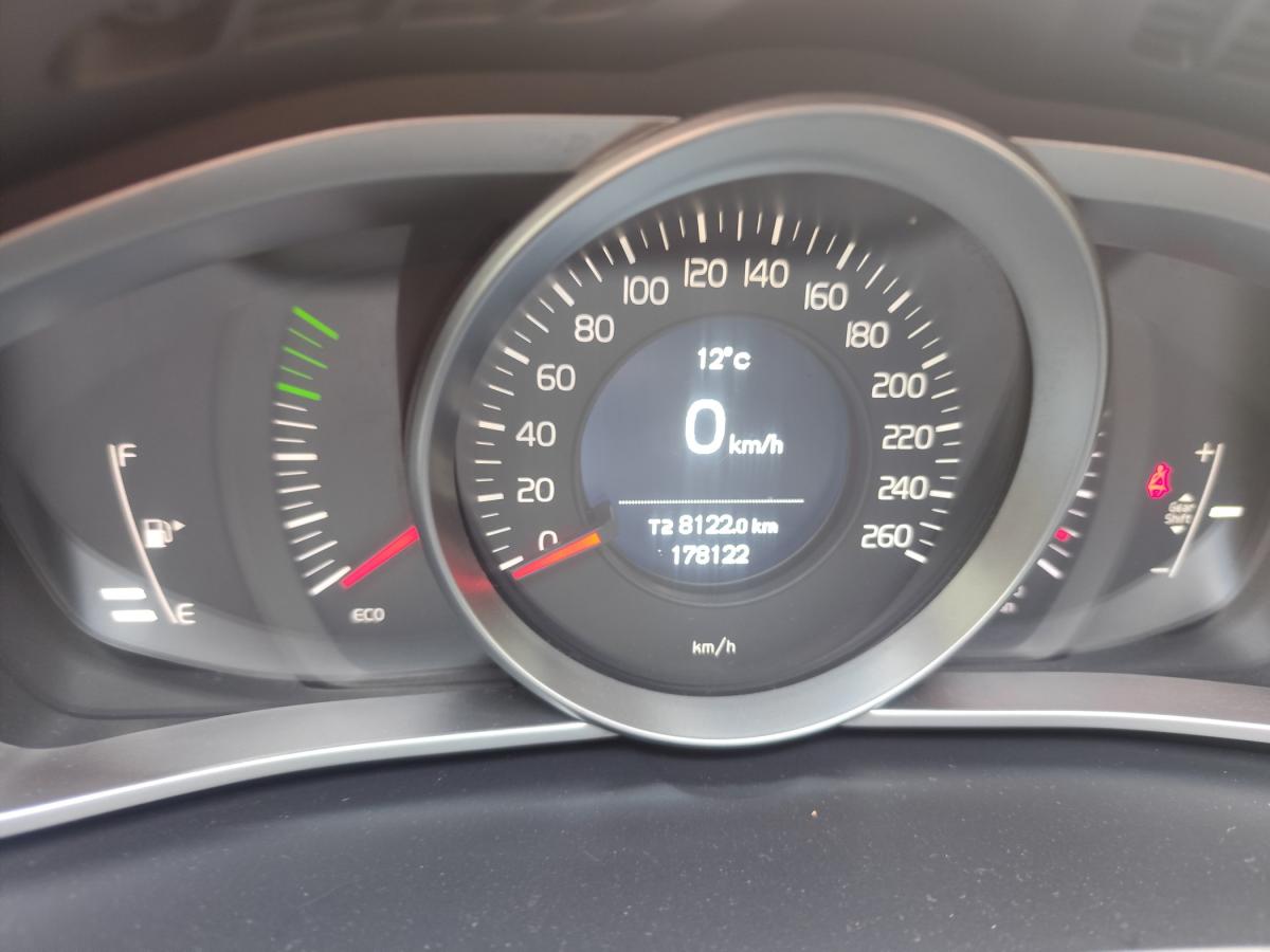volvo-v40-cross-country-2014-diesel-1560cc
