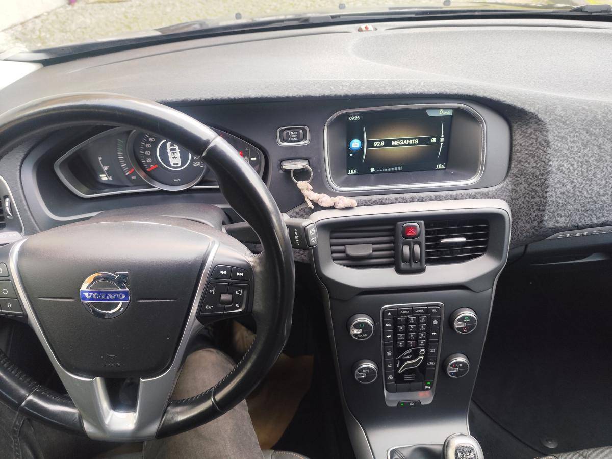 volvo-v40-cross-country-2014-diesel-1560cc