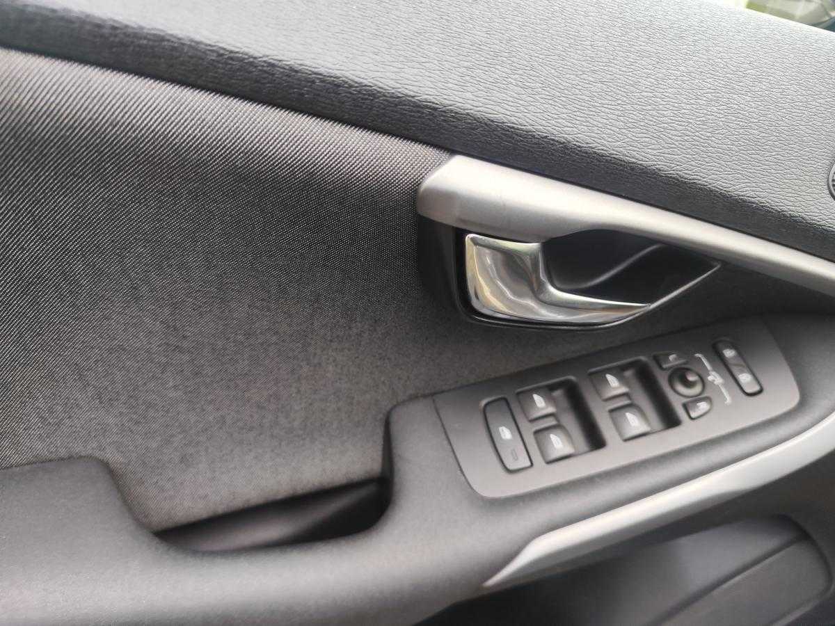 volvo-v40-cross-country-2014-diesel-1560cc