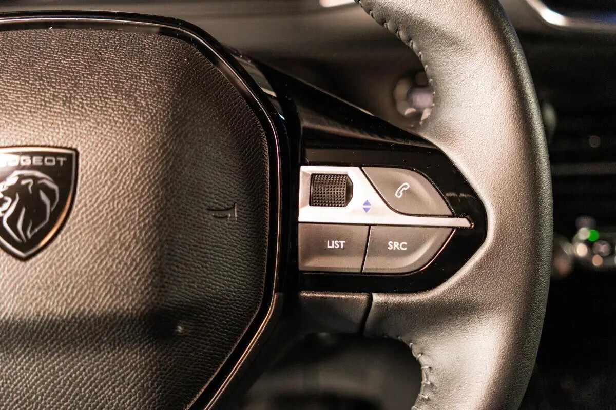 peugeot-e-2008-2025-eletrico-0cc