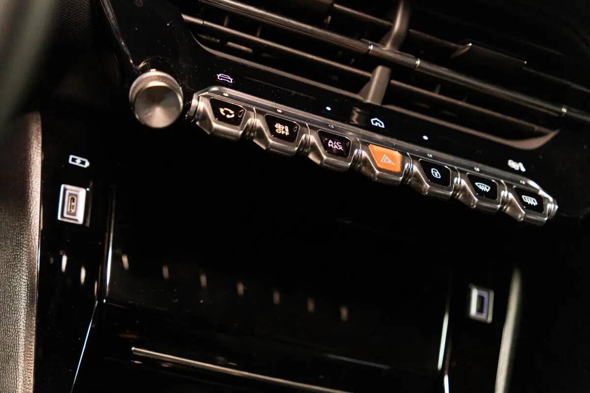 peugeot-e-2008-2025-eletrico-0cc