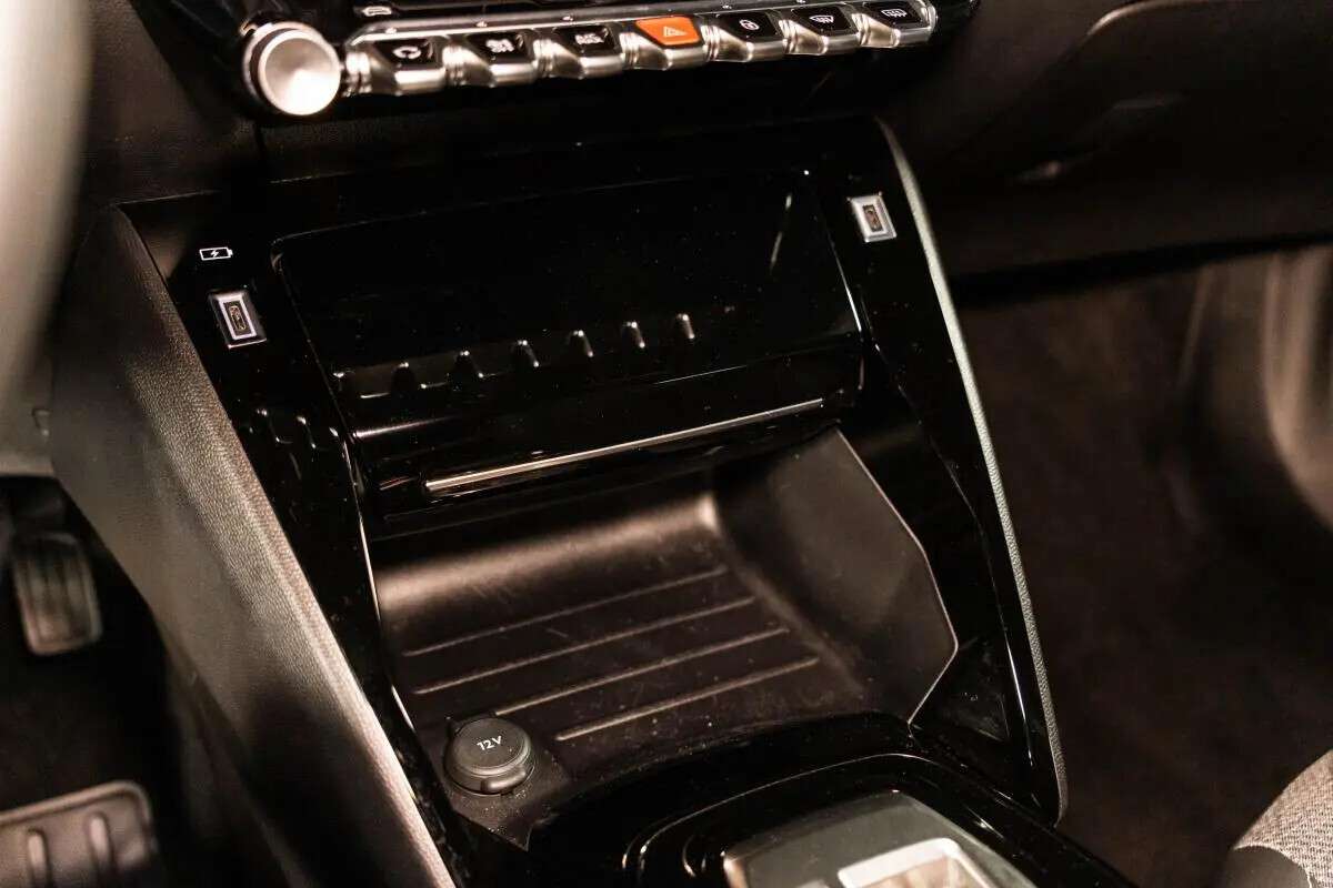 peugeot-e-2008-2025-eletrico-0cc