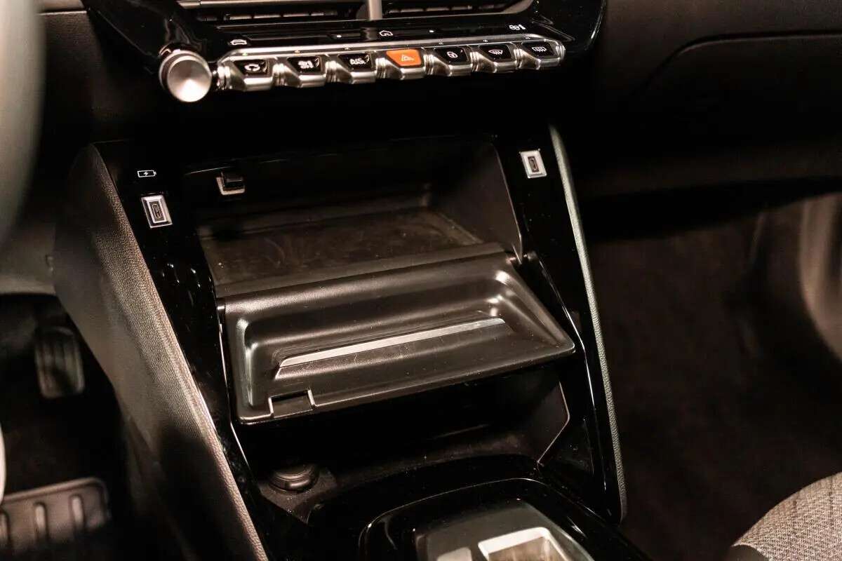 peugeot-e-2008-2025-eletrico-0cc