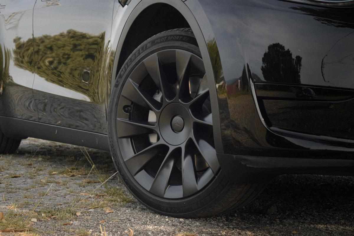tesla-model-y-standard-range-rwd-2023-eletrico