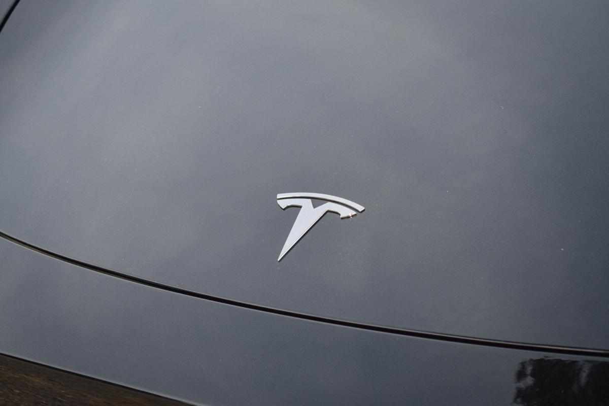 tesla-model-y-standard-range-rwd-2023-eletrico