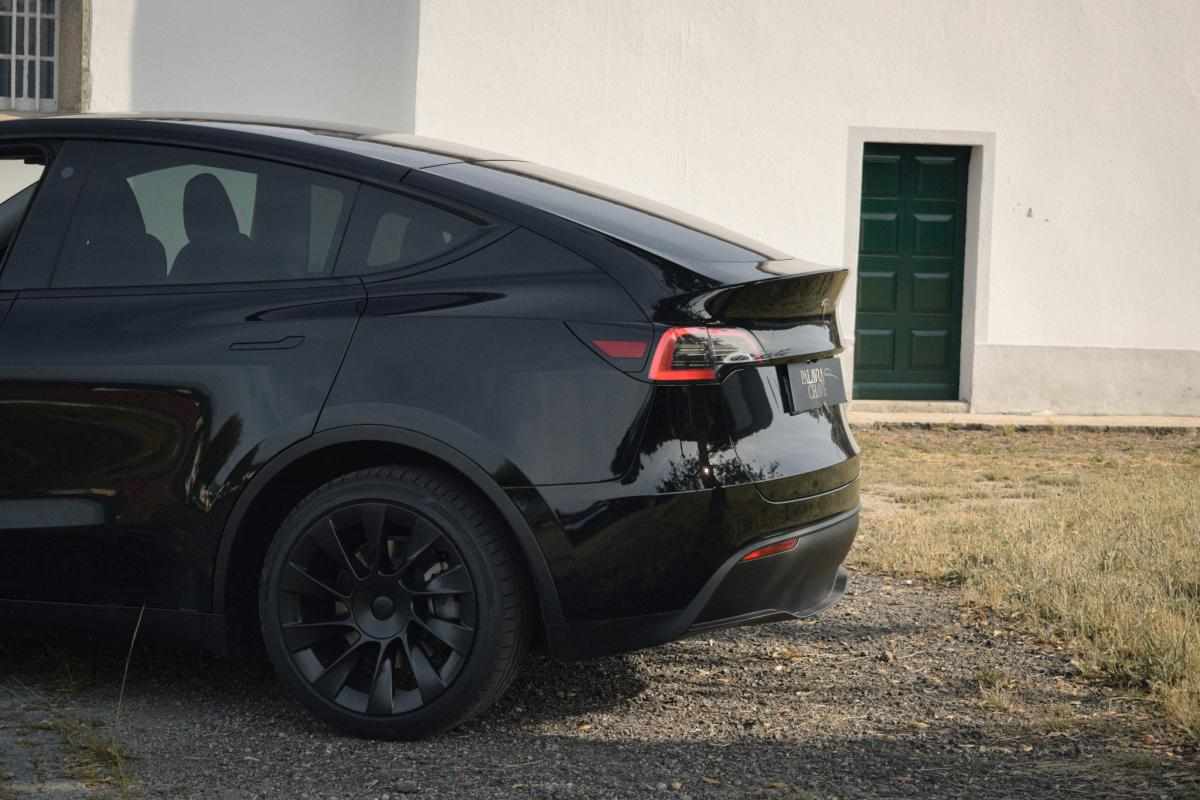 tesla-model-y-standard-range-rwd-2023-eletrico