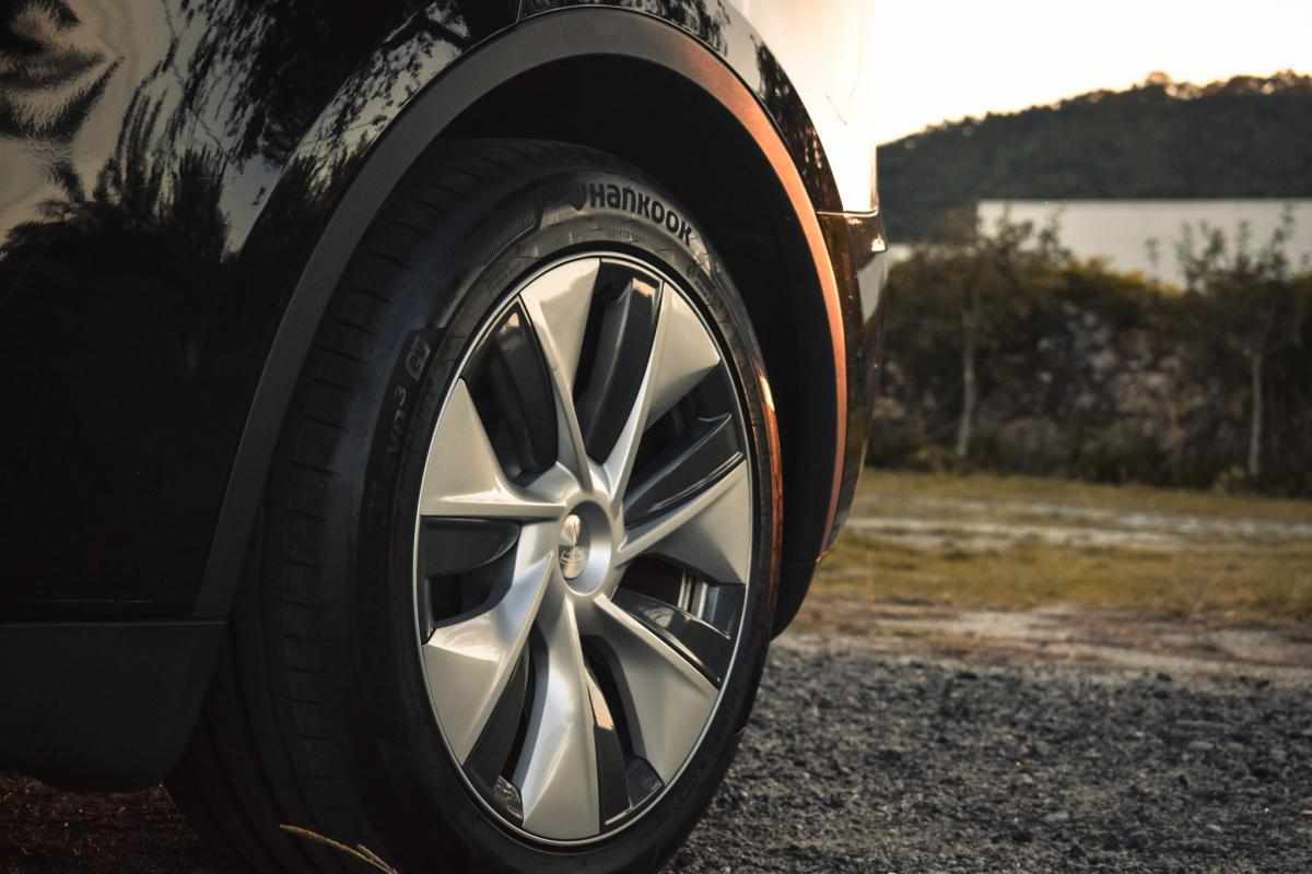 tesla-model-y-standard-range-rwd-2023-eletrico