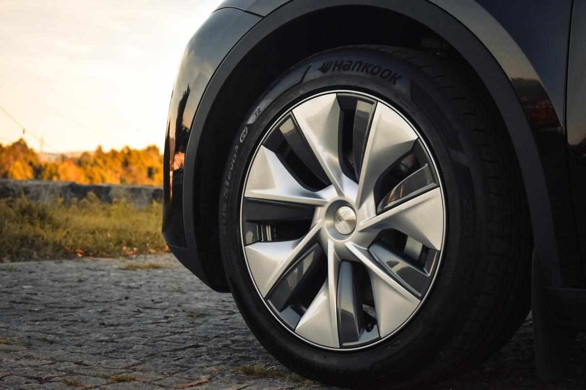 tesla-model-y-standard-range-rwd-2023-eletrico