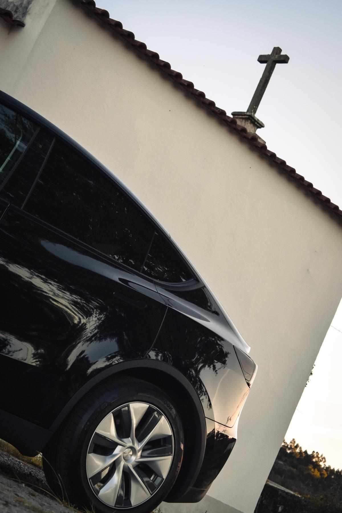 tesla-model-y-standard-range-rwd-2023-eletrico