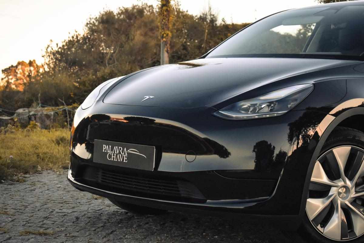 tesla-model-y-standard-range-rwd-2023-eletrico