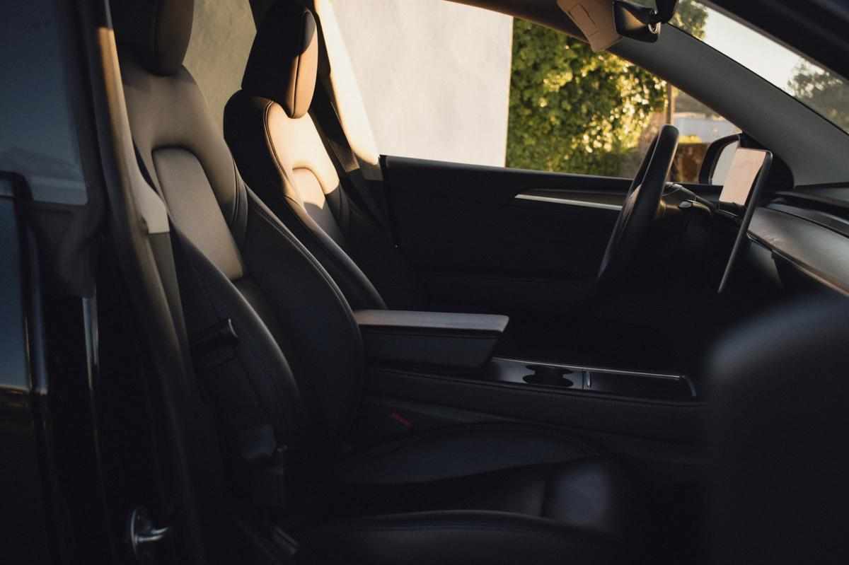tesla-model-y-standard-range-rwd-2023-eletrico