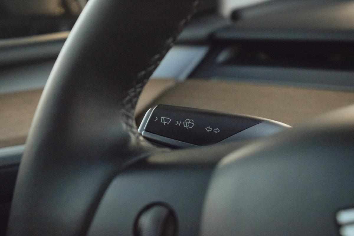 tesla-model-y-standard-range-rwd-2023-eletrico