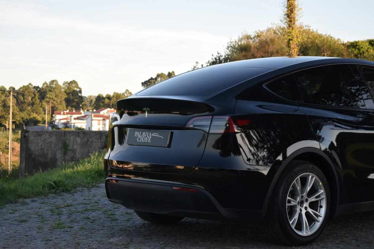tesla-model-y-standard-range-rwd-2023-eletrico