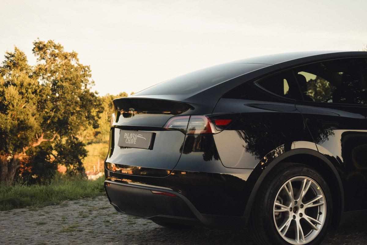 tesla-model-y-standard-range-rwd-2023-eletrico