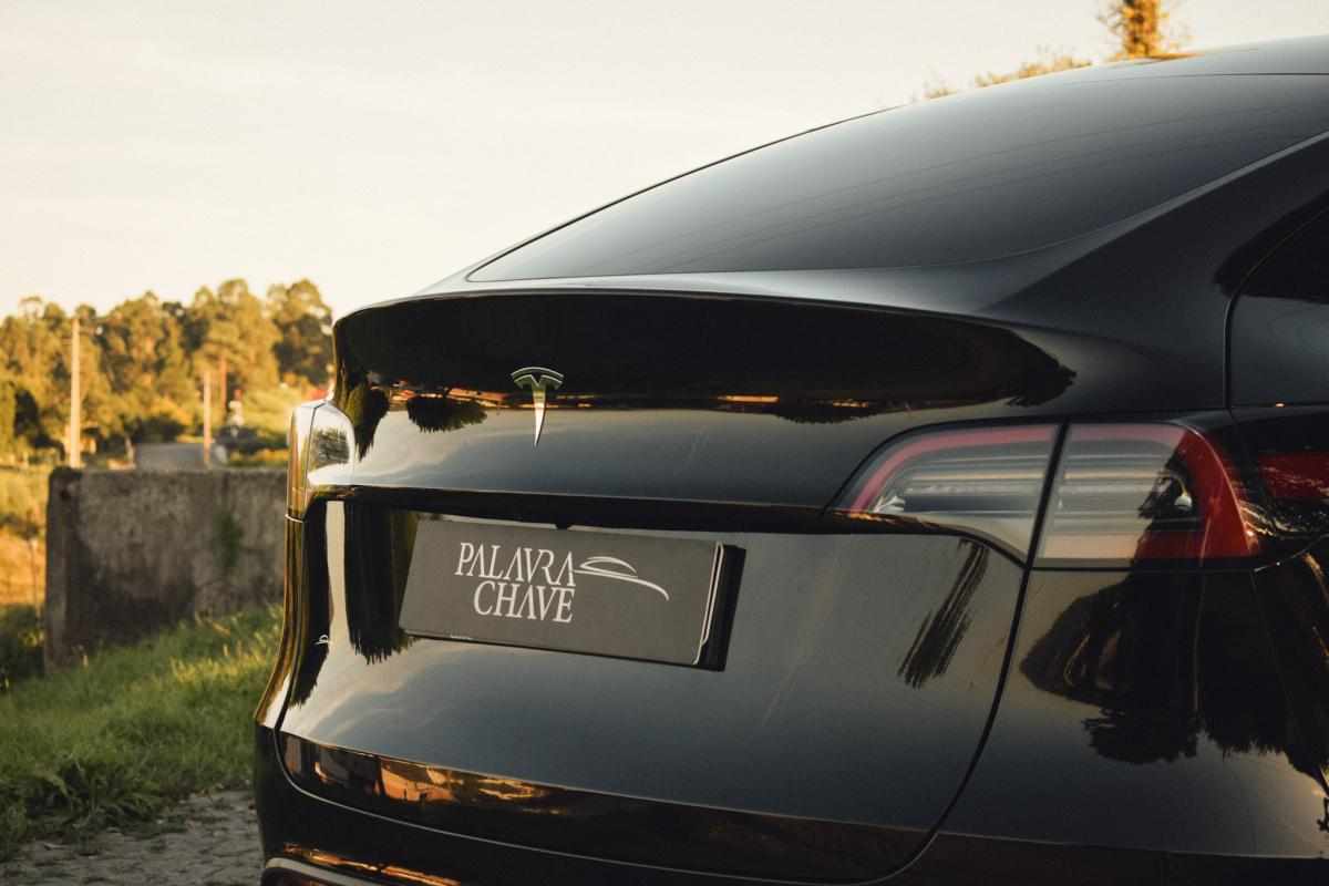 tesla-model-y-standard-range-rwd-2023-eletrico