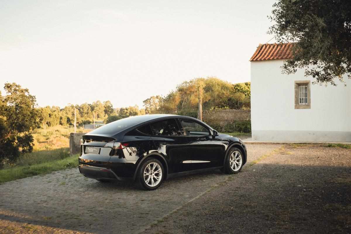 tesla-model-y-standard-range-rwd-2023-eletrico
