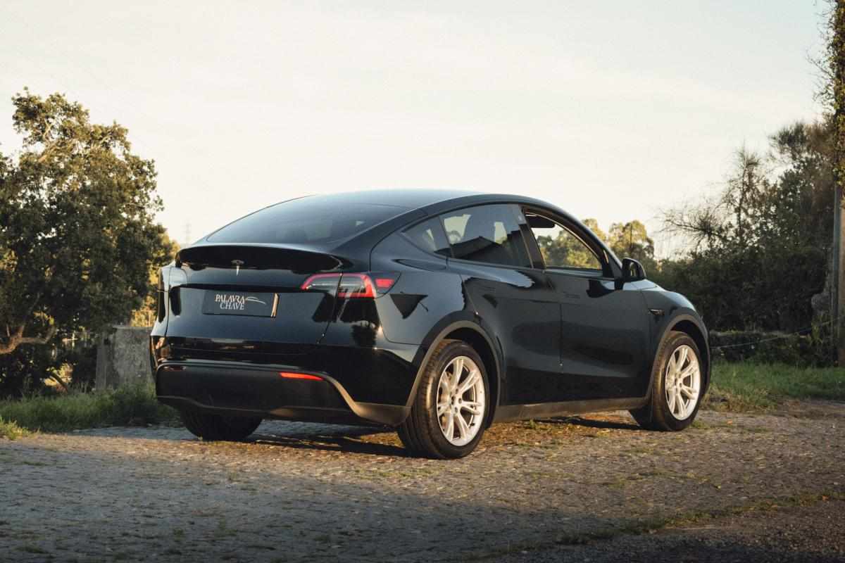 tesla-model-y-standard-range-rwd-2023-eletrico