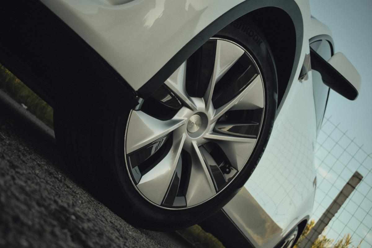 tesla-model-y-standard-range-rwd-2023-eletrico