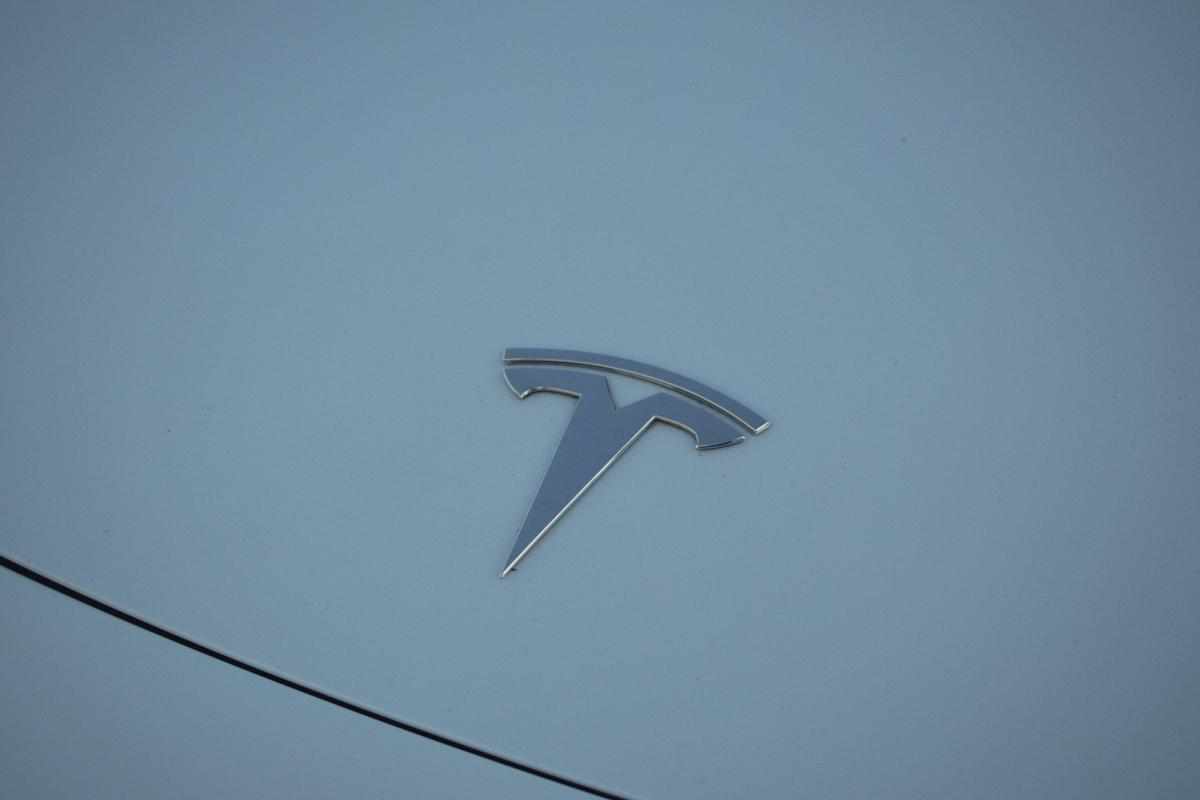 tesla-model-y-standard-range-rwd-2023-eletrico