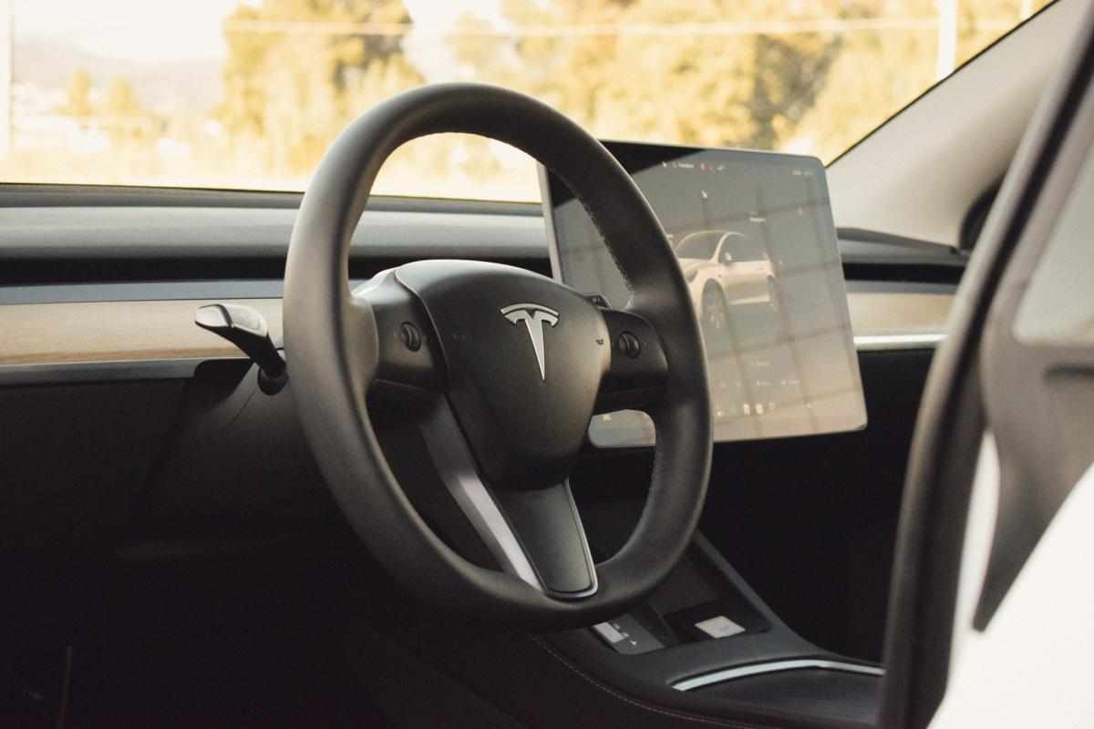 tesla-model-y-standard-range-rwd-2023-eletrico