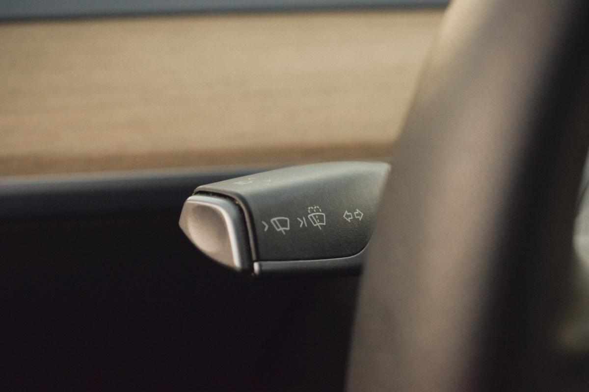 tesla-model-y-standard-range-rwd-2023-eletrico