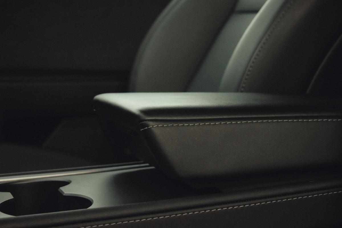 tesla-model-y-standard-range-rwd-2023-eletrico